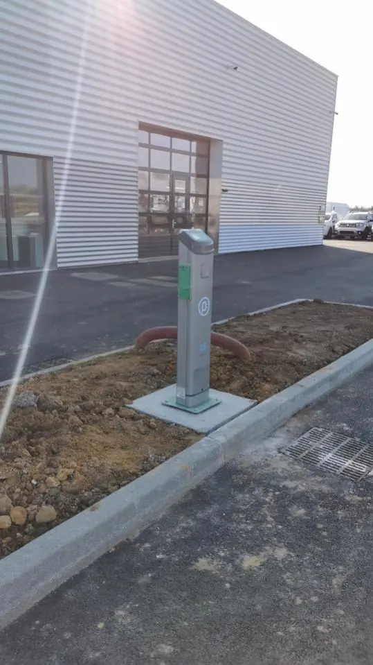 Extérieur d'un bâtiment professionnel pendant les travaux d'électricité