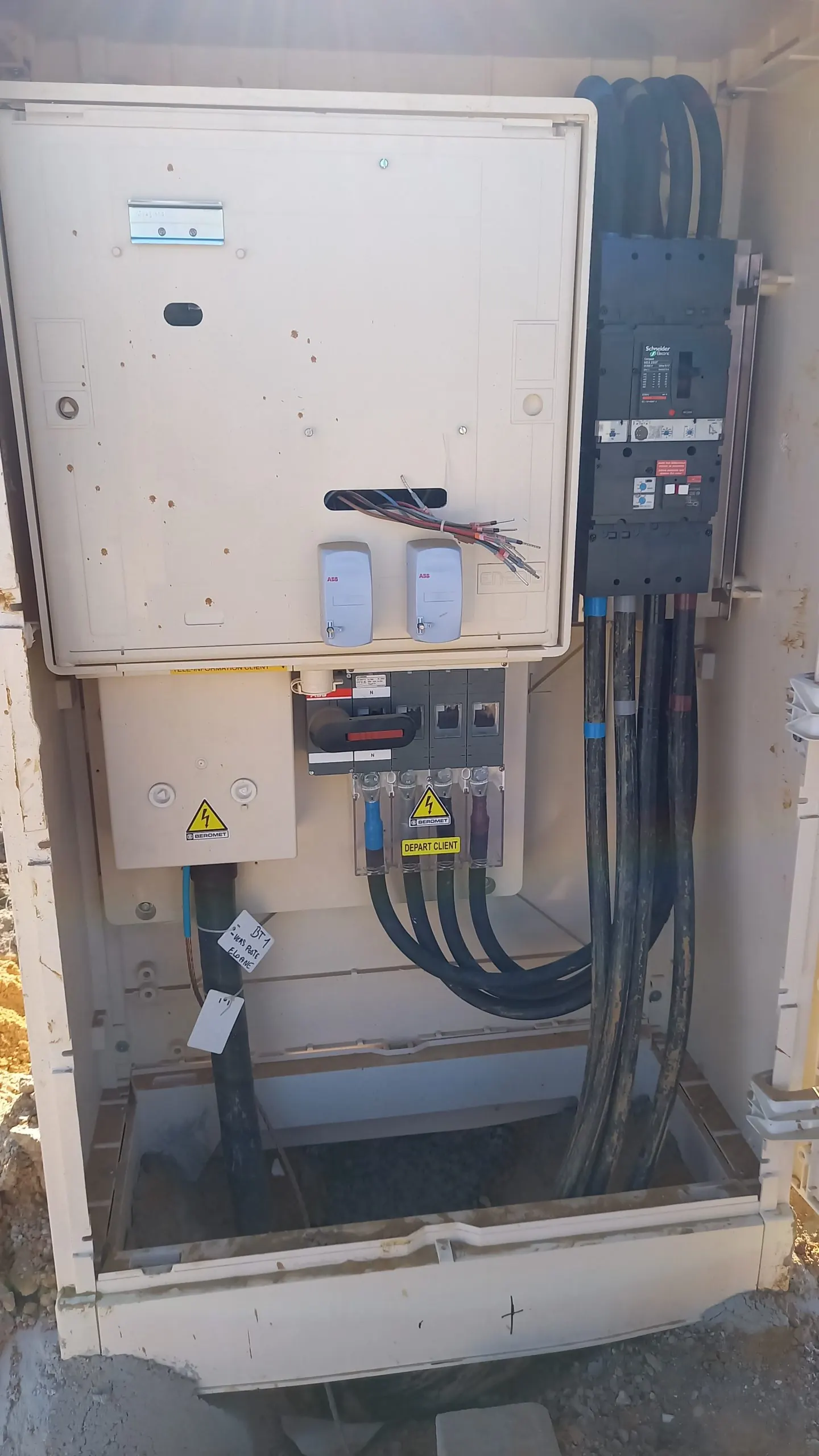 Coffret de branchement électrique extérieur en cours de raccordement