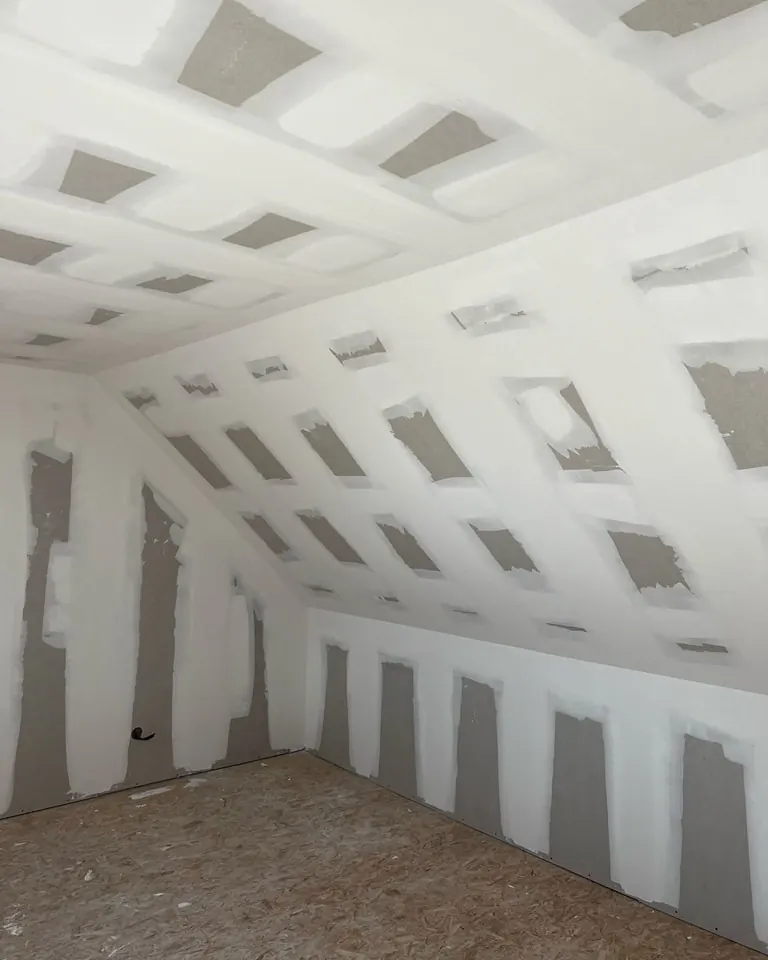 Combles aménagés : rampants doublés, bandes et vis traitées avant peinture