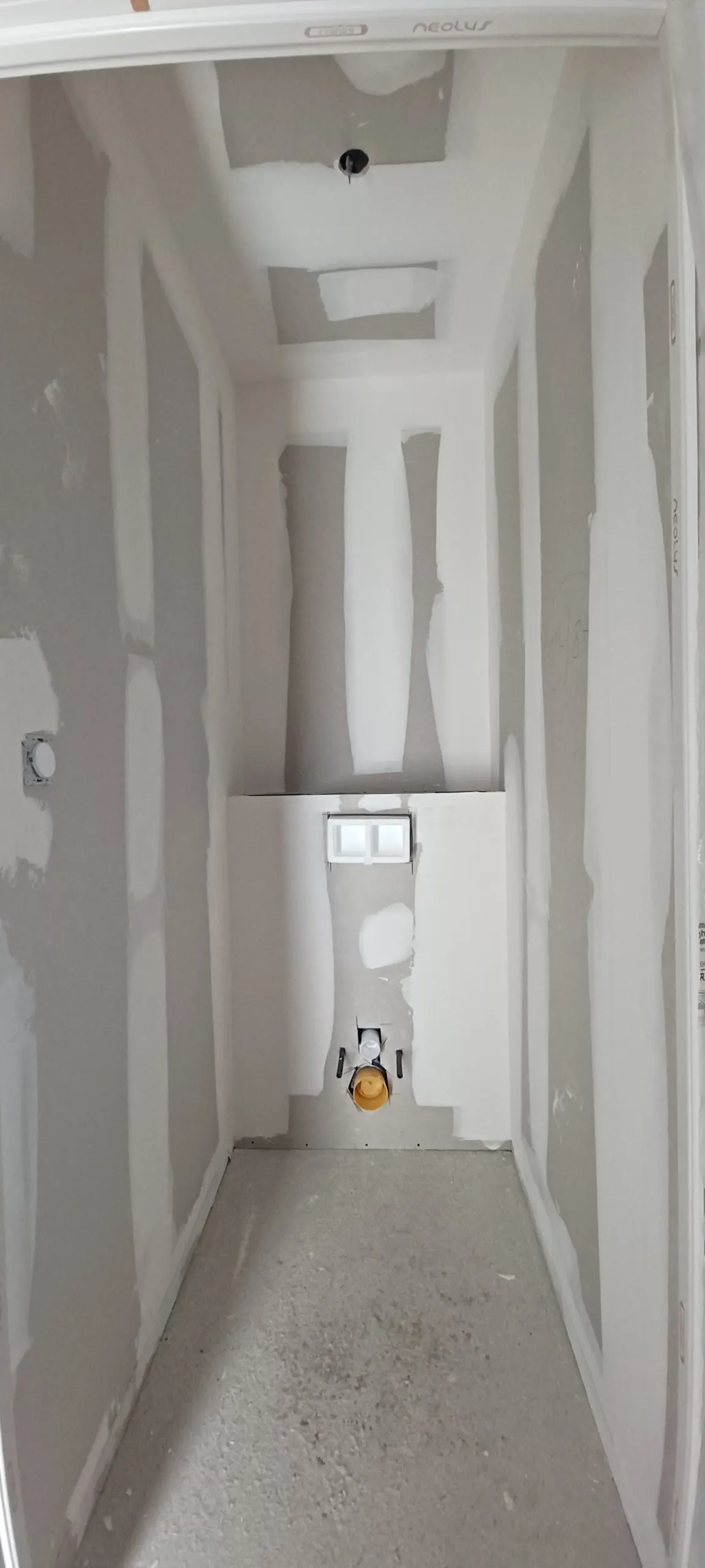 Couloir aux cloisons neuves en plaques de plâtre, bandes réalisées
