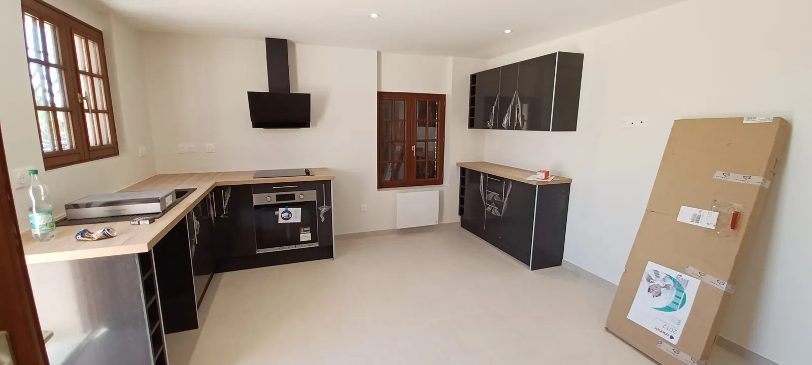Cuisine après rénovation : électroménager raccordé, hotte, meubles posés