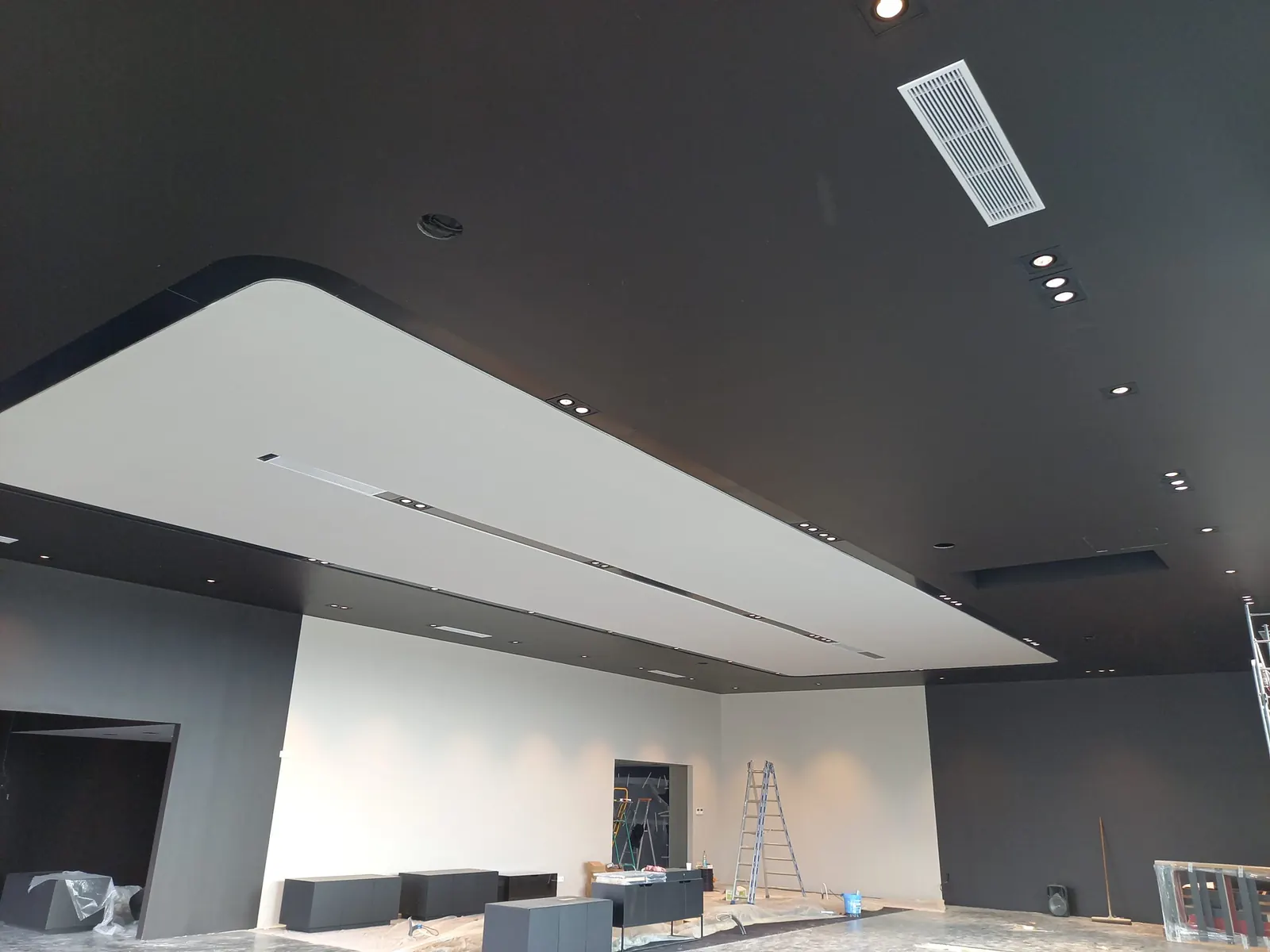 Faux plafond avec corniche lumineuse dans un espace professionnel