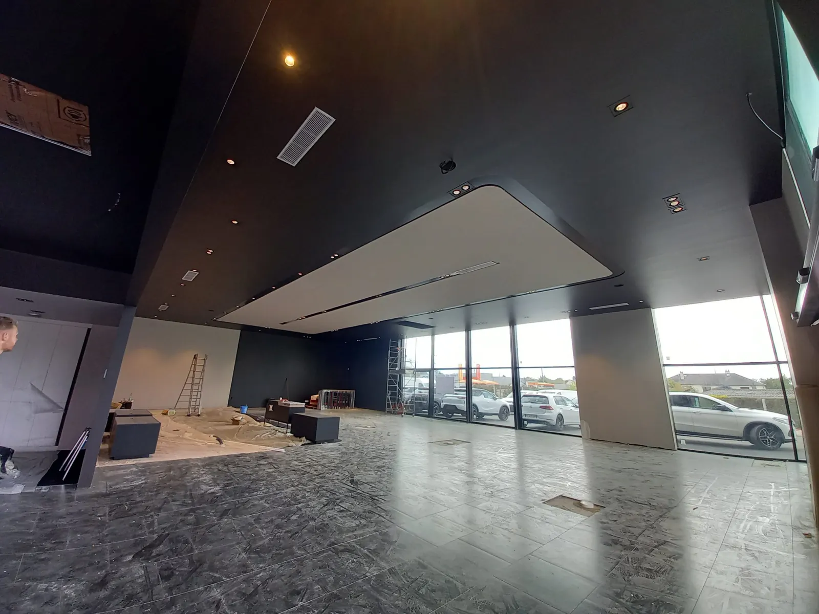 Faux plafond décoratif à éclairage indirect, vue large de l'espace