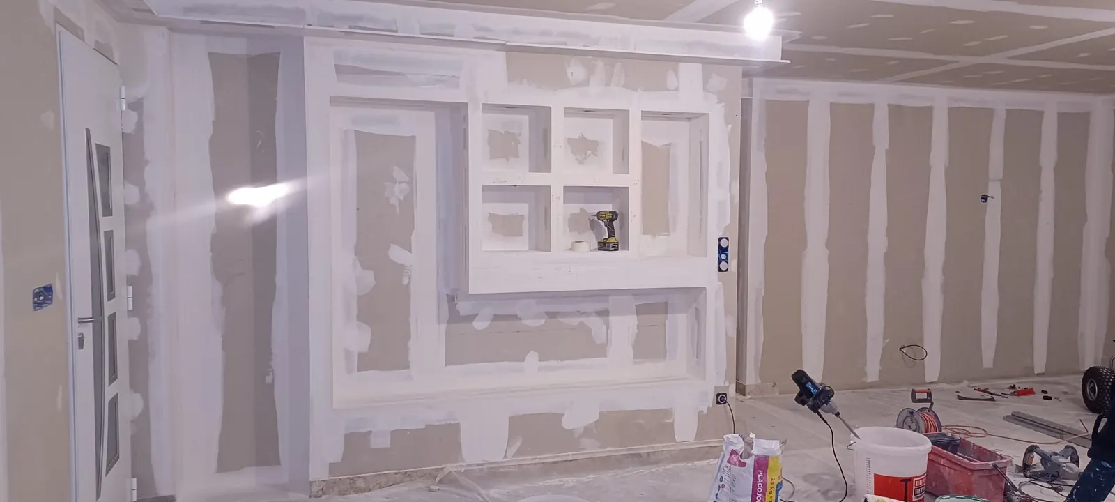 Mur télé en placo avec niches intégrées, bandes faites