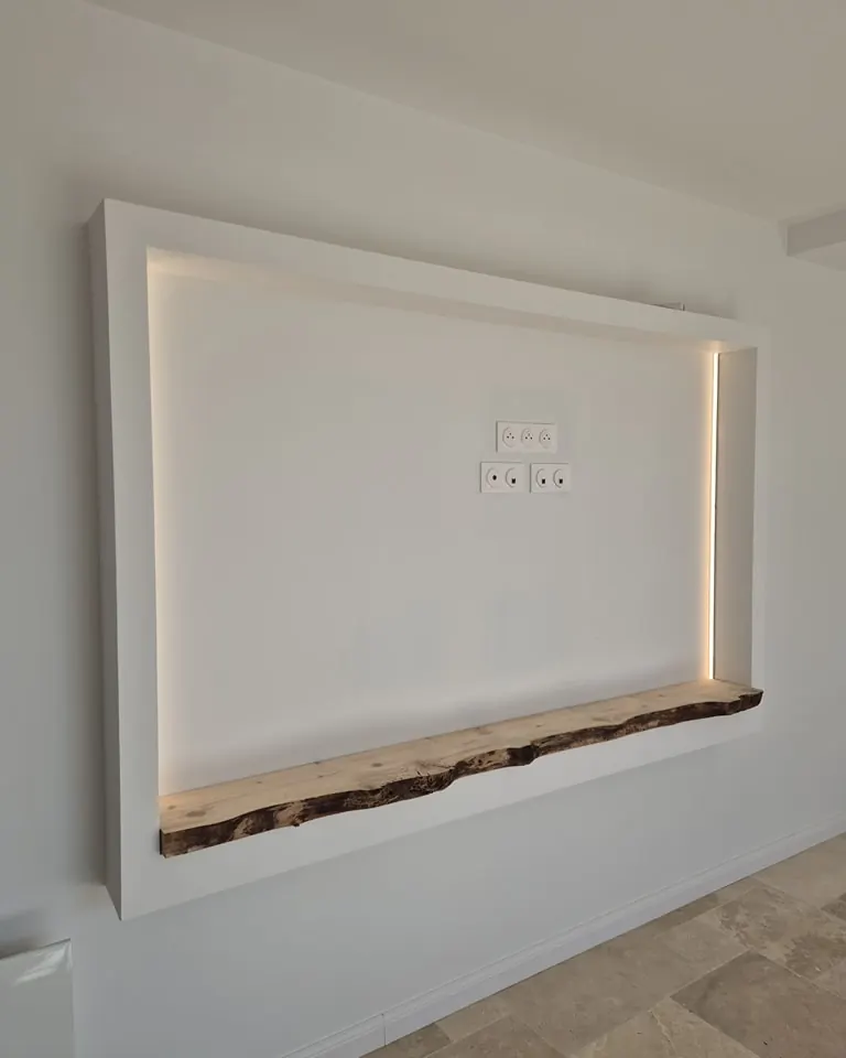 Niche télé en placo avec éclairage LED intégré en bandeau