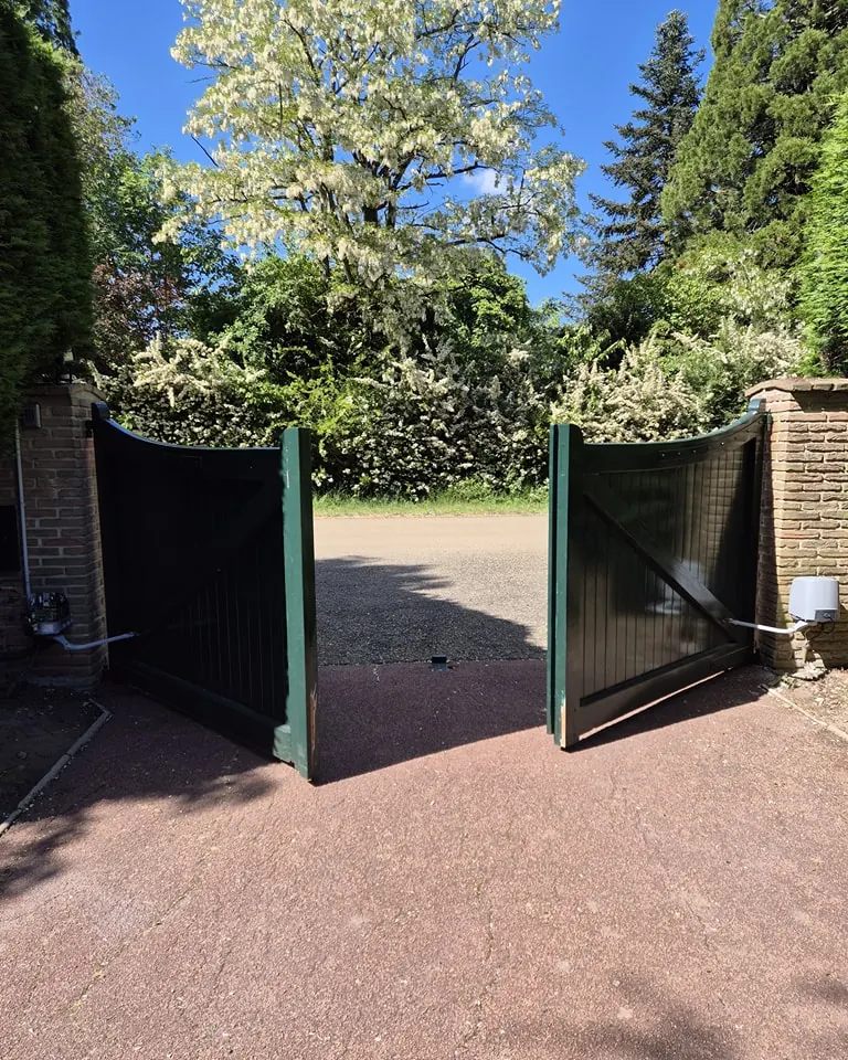 Entrée de propriété : portail à deux vantaux et piliers équipés