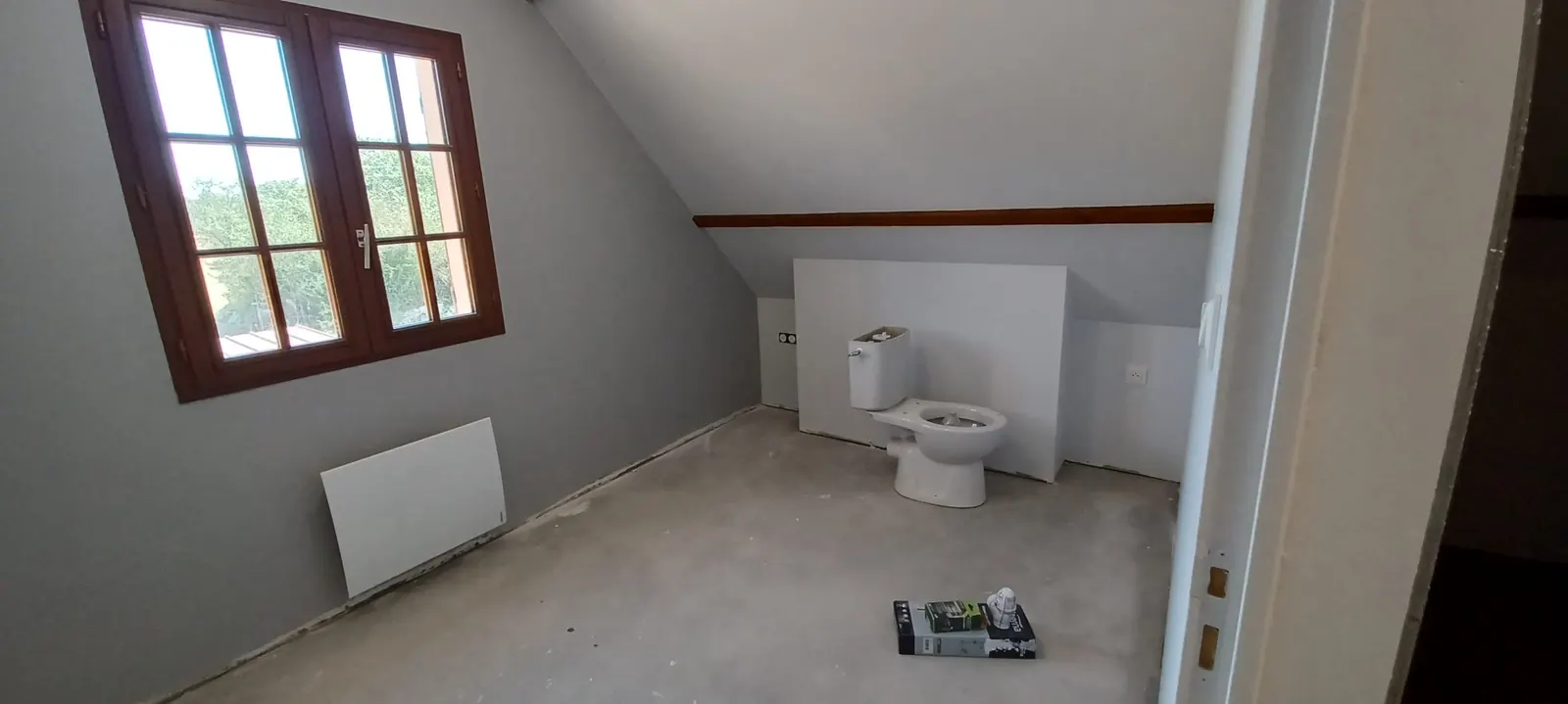 Salle de bain créée sous combles : WC posé, cloisons placo en attente de finition
