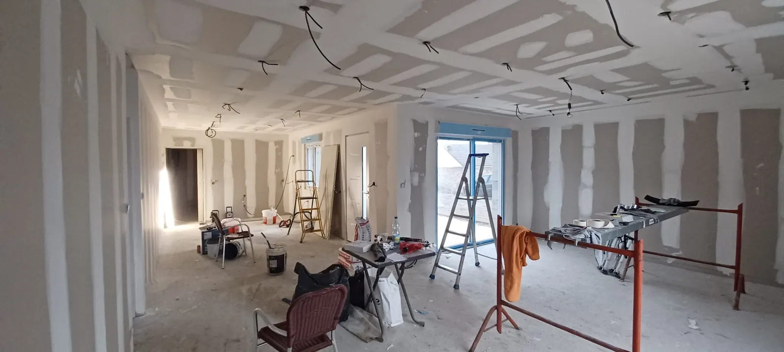 Séjour en rénovation : plafond et murs en placo, chantier en cours