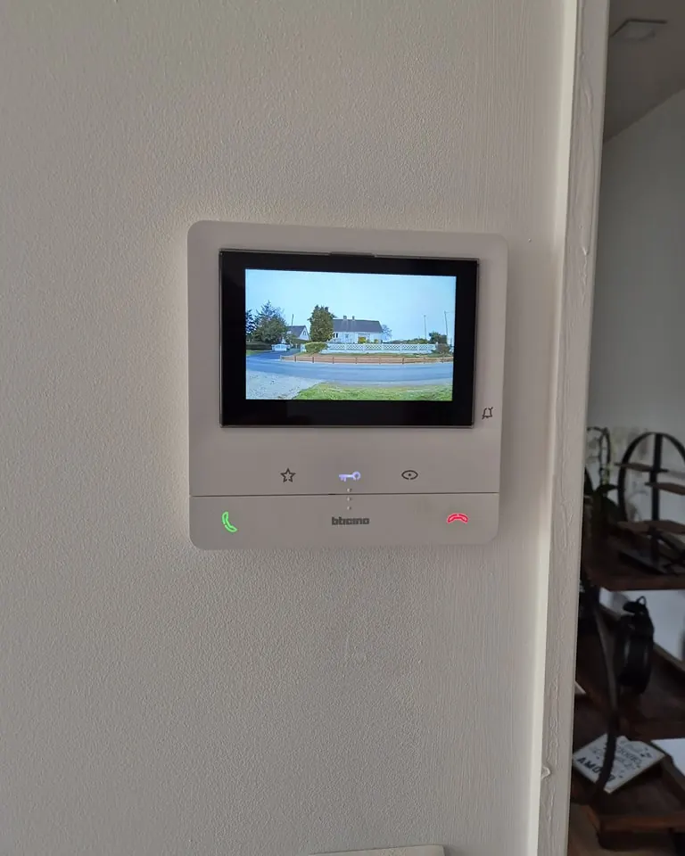 Moniteur de visiophone installé dans une entrée